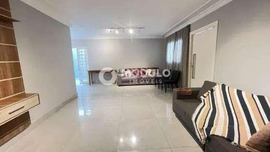 Casa com 4 Quartos para alugar, 213m² no Umuarama, Uberlândia
