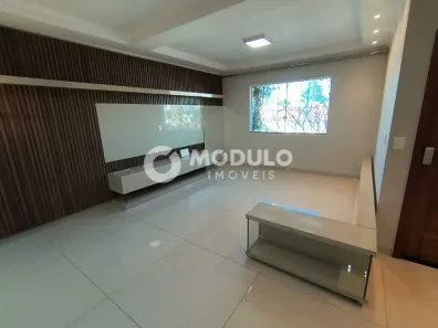 Casa com 3 Quartos para alugar, 230m² no Cidade Jardim, Uberlândia