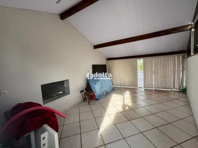 Casa com 4 Quartos para alugar, 350m² no Fundinho, Uberlândia