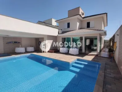 Sobrado com 4 Quartos à venda, 300m² no Jardim Karaíba, Uberlândia