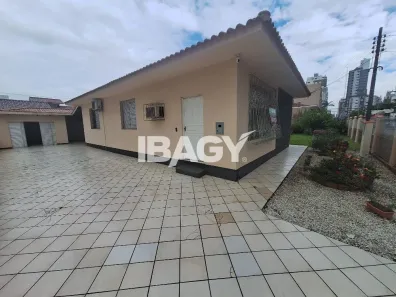Imóvel Comercial com 3 Quartos para alugar, 200m² no Kobrasol, São José