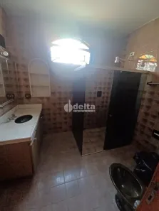 Casa com 3 Quartos para alugar, 300m² no Osvaldo Rezende, Uberlândia