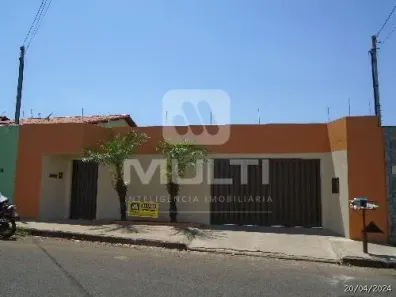 Casa com 3 Quartos para alugar, 120m² no Santa Mônica, Uberlândia
