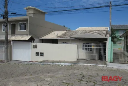 Casa com 3 Quartos para alugar, 110m² no Capoeiras, Florianópolis