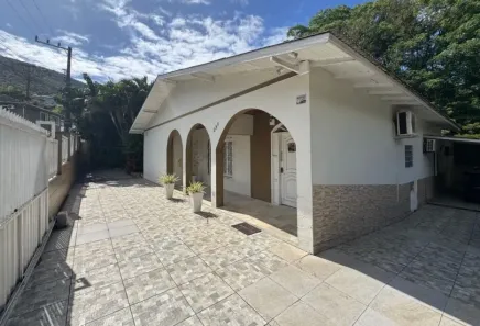 Casa com 3 Quartos à venda, 300m² no Itacorubi, Florianópolis