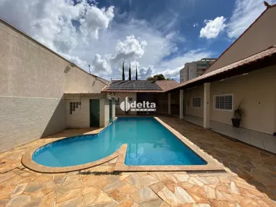 Casa com 6 Quartos à venda, 250m² no Santa Mônica, Uberlândia