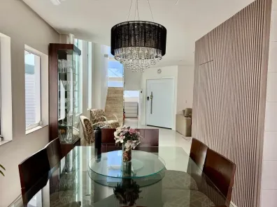 Sobrado com 3 Quartos à venda, 252m² no Parque Califórnia, Jacareí