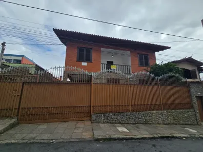 Casa com 5 Quartos para alugar, 300m² no Pompéia, Belo Horizonte