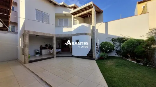 Casa com 5 Quartos à venda, 260m² no Santa Mônica, Uberlândia