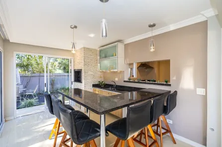 Casa de Condomínio com 4 Quartos para alugar, 270m² no Orleans, Curitiba
