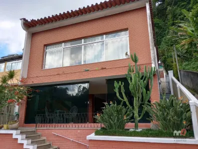 Casa com 3 Quartos à venda, 220m² no Quarteirão Brasileiro, Petrópolis