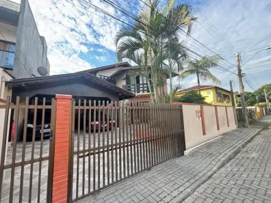 Sobrado com 3 Quartos à venda, 179m² no Santo Antônio, Joinville