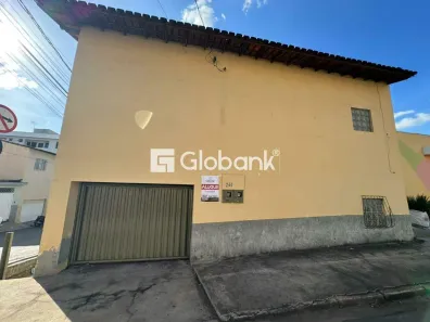 Casa com 4 Quartos para alugar, 110m² no São José, Montes Claros
