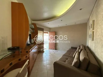 Casa com 3 Quartos à venda, 196m² no Segismundo Pereira, Uberlândia