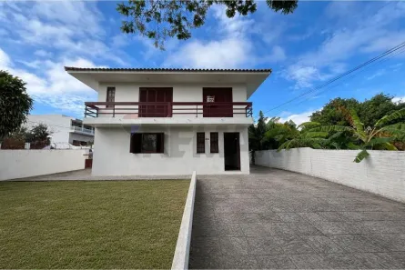 Casa com 3 Quartos para alugar, 302m² no Tomazetti, Santa Maria