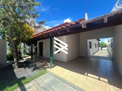Casa com 3 Quartos para alugar, 197m² no Santa Mônica, Uberlândia