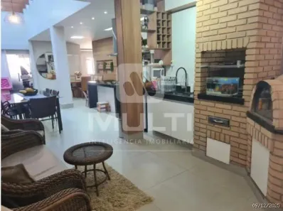 Casa com 4 Quartos à venda, 240m² no Santa Rosa, Uberlândia
