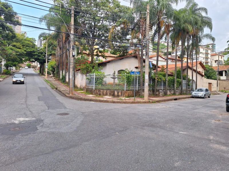 Casa com 4 quartos — Santa Lúcia, Belo Horizonte