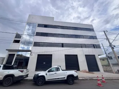 Prédio Comercial para alugar, 1152m² no Maracanã, Montes Claros