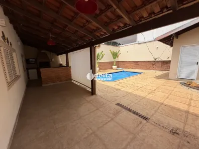 Casa com 3 Quartos para alugar, 280m² no Cidade Jardim, Uberlândia
