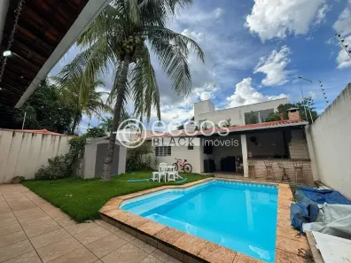 Casa com 3 Quartos à venda, 220m² no Cidade Jardim, Uberlândia