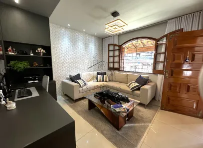Casa com 4 Quartos à venda, 233m² no Camargos, Belo Horizonte