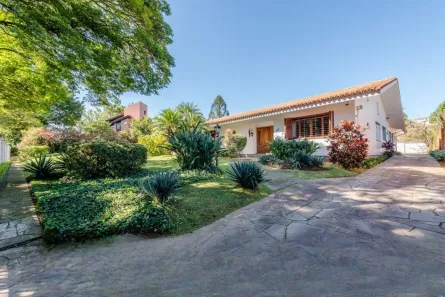 Casa com 4 Quartos para alugar, 380m² no Três Figueiras, Porto Alegre