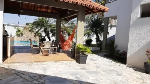 Casa com 5 Quartos para alugar, 500m² no Cidade Jardim, Uberlândia