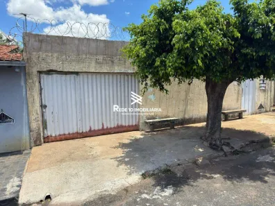 Casa com 3 Quartos para alugar, 100m² no Carajás, Uberlândia
