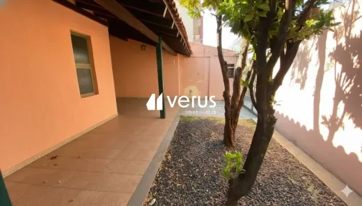 Casa com 3 Quartos para alugar, 230m² no Santa Mônica, Uberlândia
