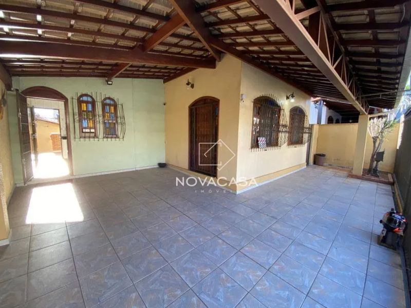 Casa com 3 quartos — Santa Mônica, Belo Horizonte
