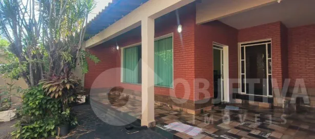 Casa com 3 Quartos para alugar, 242m² no Jardim das Palmeiras, Uberlândia