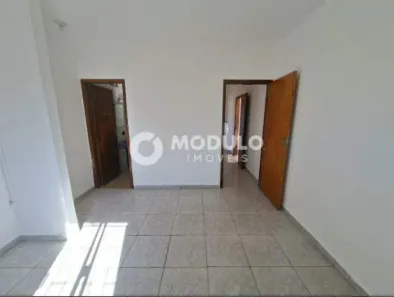 Casa com 3 Quartos para alugar, 80m² no Osvaldo Rezende, Uberlândia