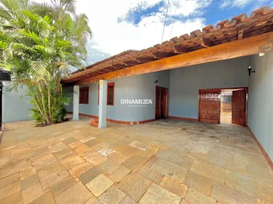 Casa com 3 Quartos para alugar, 312m² no Olinda, Uberaba