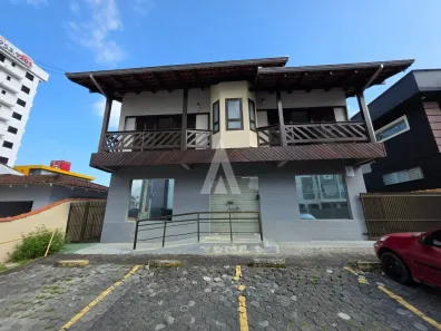 Sobrado com 3 Quartos à venda, 341m² no Costa e Silva, Joinville