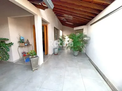 Casa com 3 Quartos à venda, 156m² no Santa Mônica, Uberlândia