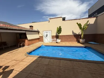 Casa com 3 Quartos para alugar, 280m² no Cidade Jardim, Uberlândia