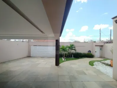 Sobrado com 5 Quartos à venda, 560m² no Umuarama, Uberlândia