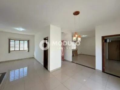 Casa com 3 Quartos para alugar, 260m² no Saraiva, Uberlândia