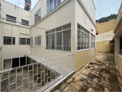 Casa com 3 Quartos para alugar, 238m² no Jardim Glória, Juiz de Fora