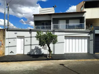 Casa com 3 Quartos para alugar, 240m² no Presidente Roosevelt, Uberlândia