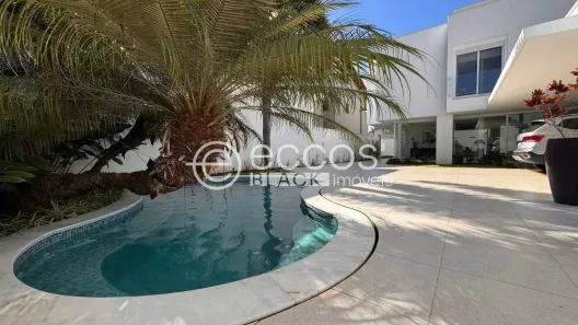 Casa de Condomínio com 4 Quartos para alugar, 330m² no Jardim Karaíba, Uberlândia