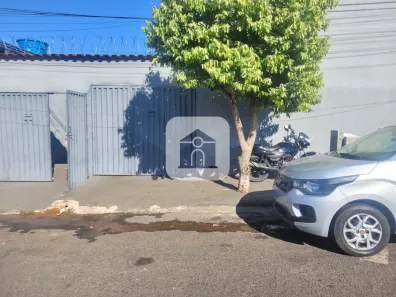 Casa com 2 Quartos para alugar, 75m² no Lagoinha, Uberlândia