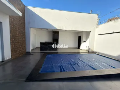 Casa com 3 Quartos para alugar, 200m² no Novo Mundo, Uberlândia