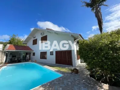 Casa com 3 Quartos para alugar, 440m² no Córrego Grande, Florianópolis