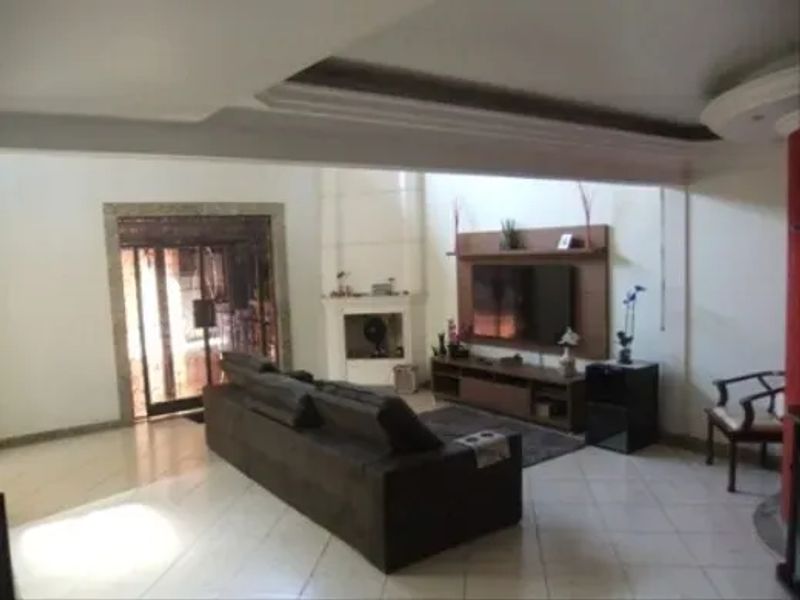 Casa com 5 quartos — Heliópolis, Belo Horizonte