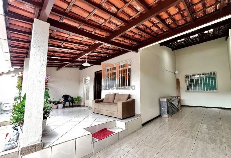 Casa com 3 quartos — Santa Mônica, Belo Horizonte